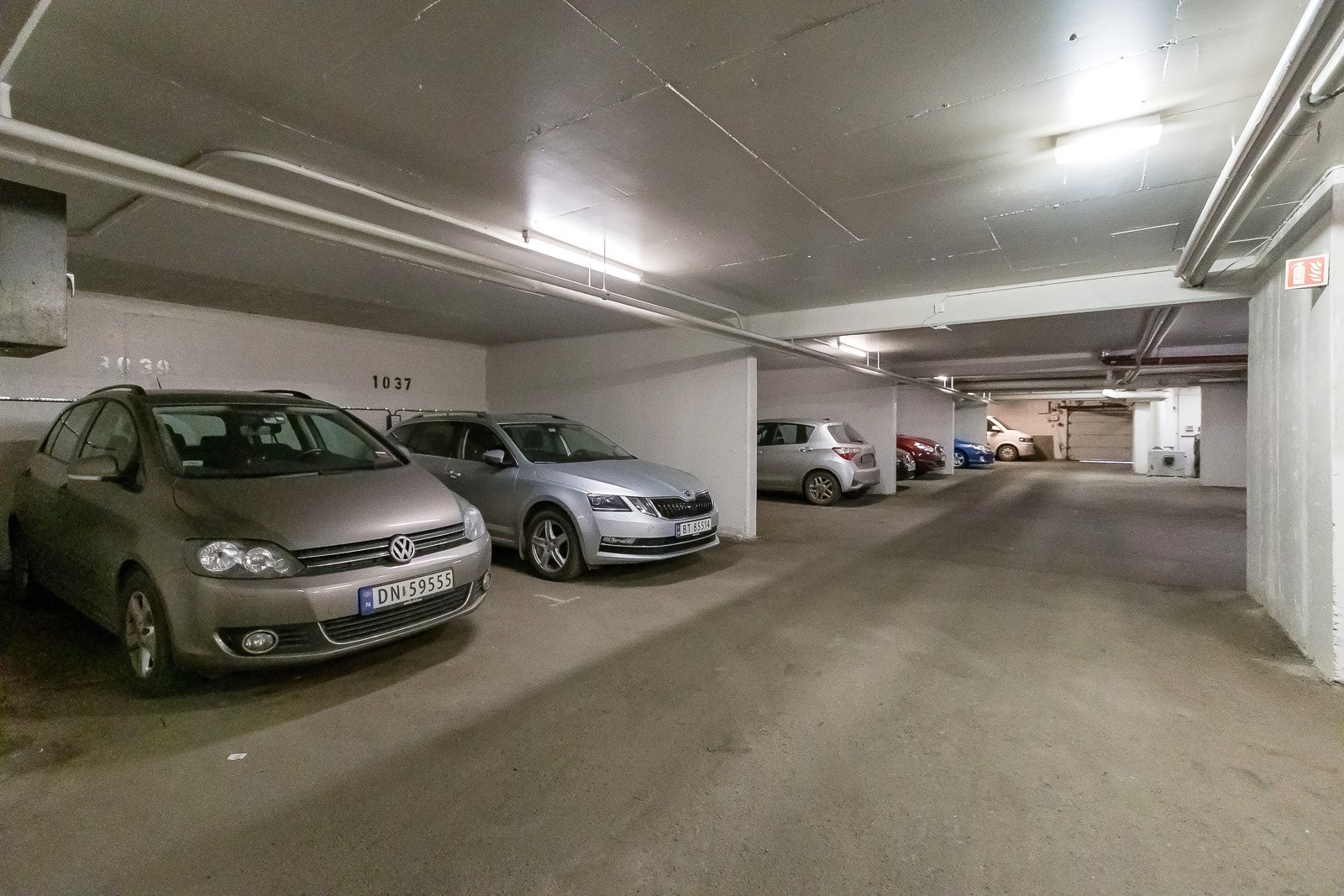 Medfølgende, romslig garasjeplass med infrastruktur for elbil-lading (boks må bekostes) Galleribilde