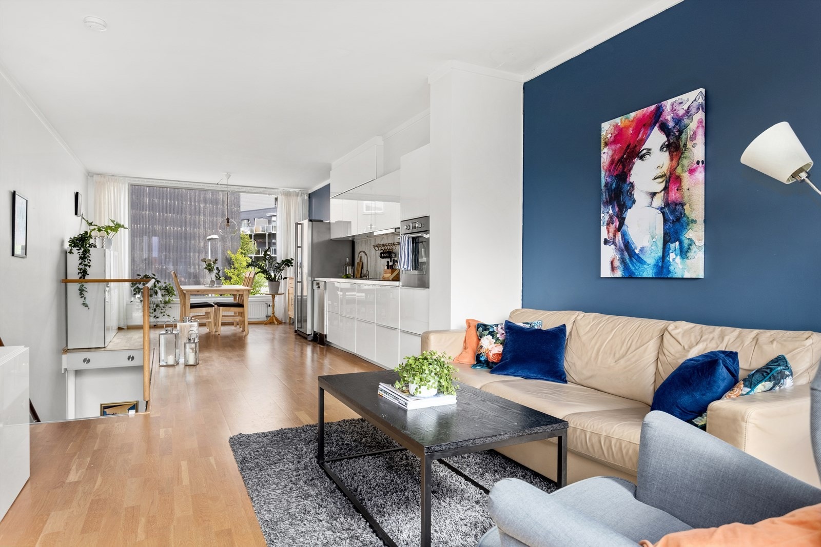 Stue og kjøkken i moderne fargevalg. Galleribilde