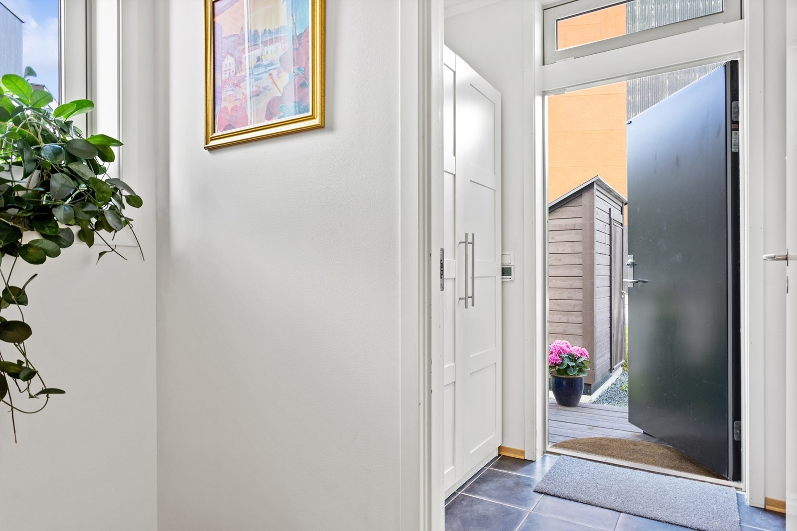 Velkommen inn med praktisk adskilt entre. Galleribilde
