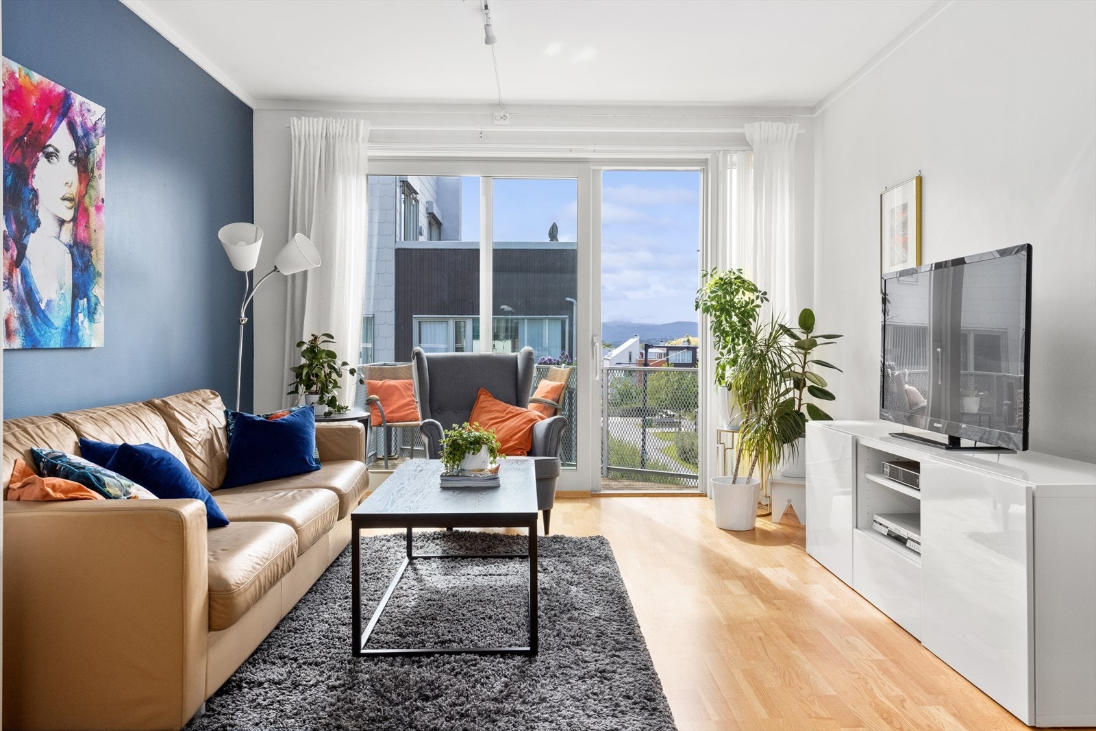 Velkommen til Signe Swenssons veg 4! Stue med utgang til solrik balkong. Galleribilde