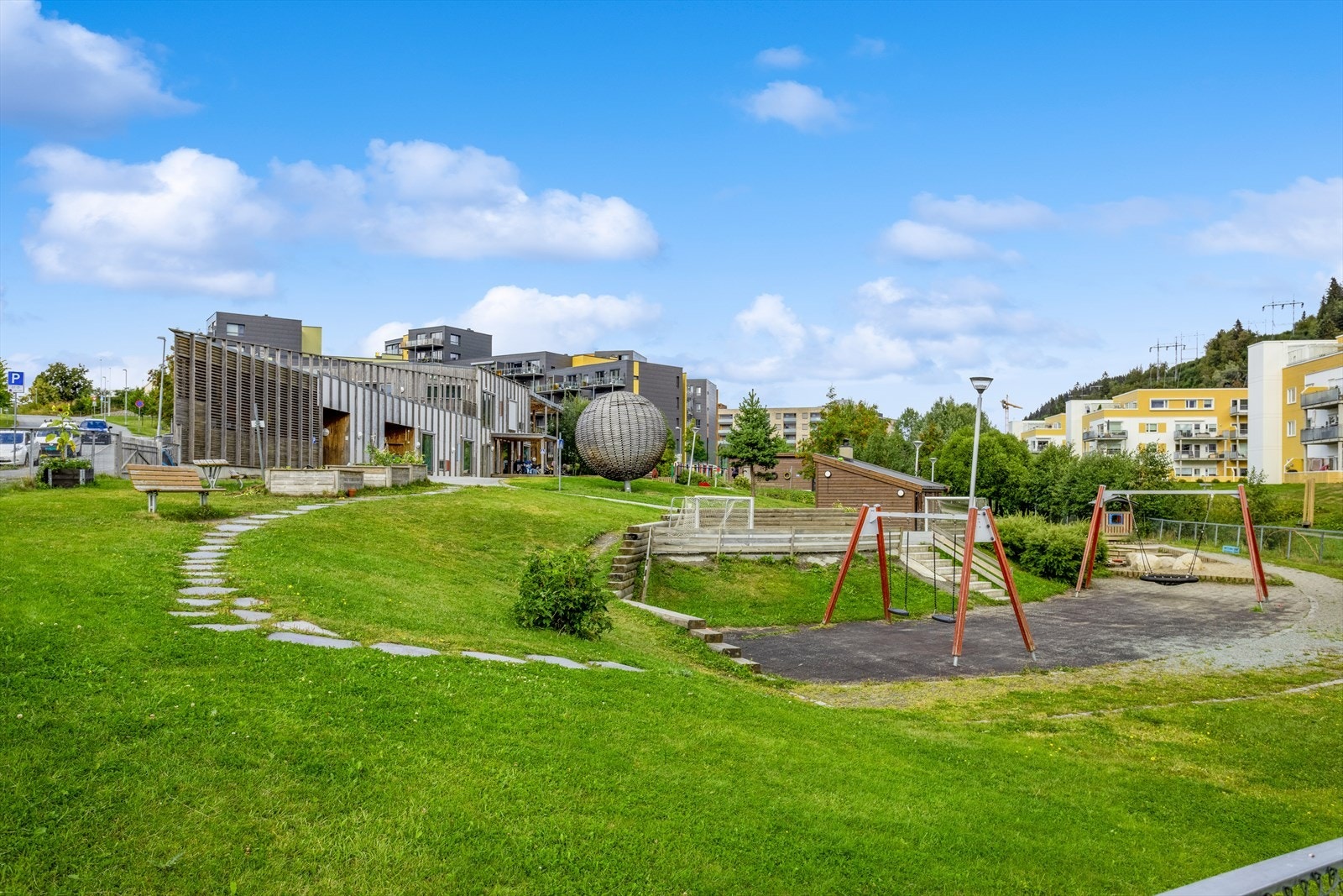 Flotte fellesområder rundt boligen. Opparbeidet med plenareal, lekeplasser og internstier. Galleribilde