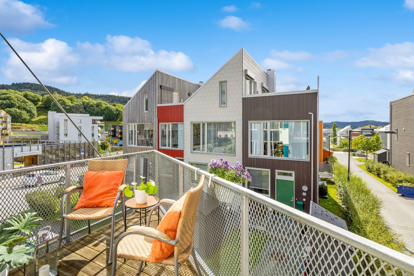 Solrik balkong med plass til sittegruppe i 2etg. Galleribilde