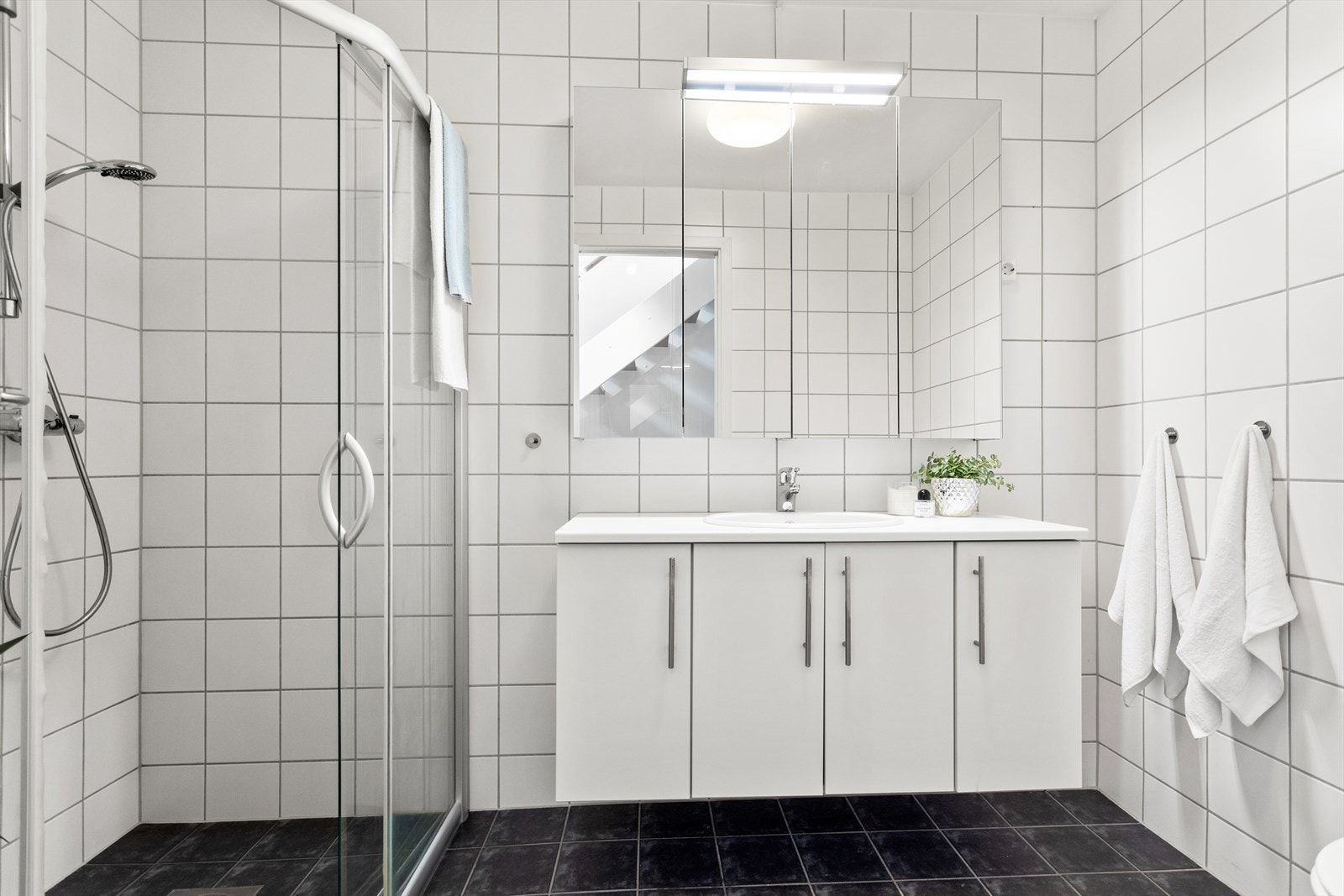 Bad med gulvvarme. Utstyrt med mekanisk avtrekk, servant i skap, veggmontert wc og dusjnisje. Galleribilde