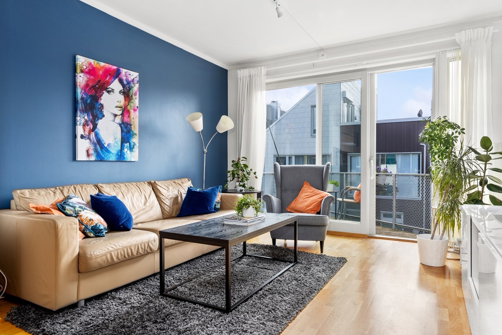 Stuen har store vindusflater som gir mye naturlig lys. Galleribilde