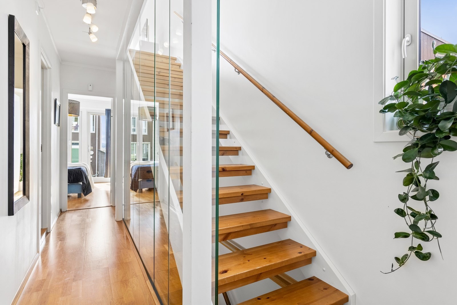 Moderne og delikat med glassrekkverk. Galleribilde