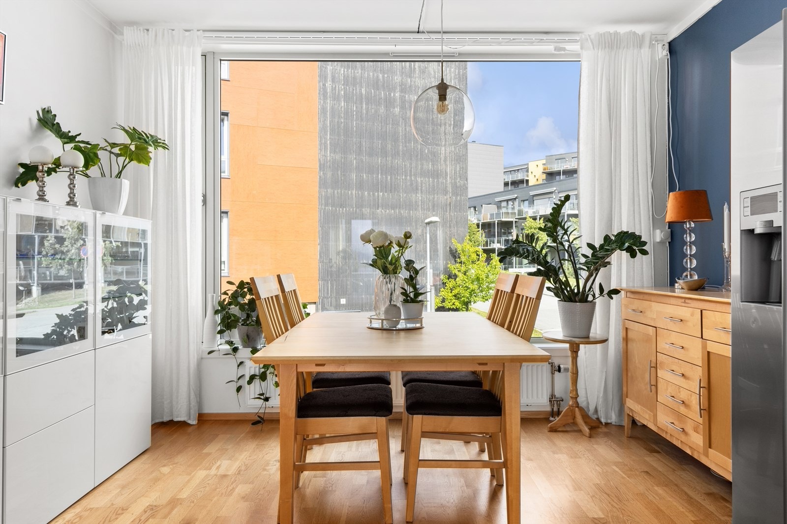 God plass til både sofagruppe og egen spisegruppe. Galleribilde