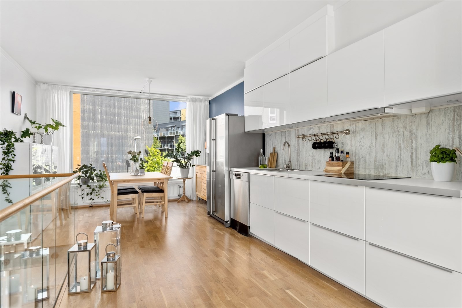 Stilrent kjøkken, her har du godt med skap og benkeplass. Galleribilde