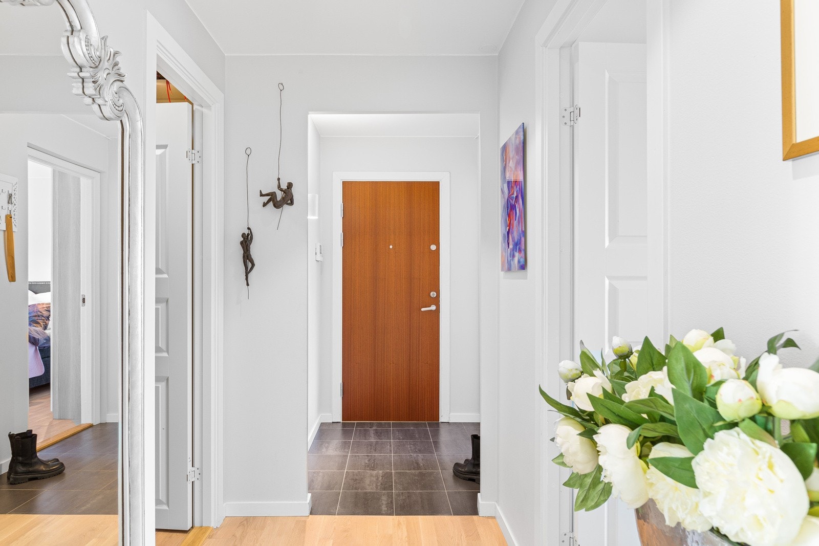 Lys og fin entré med flislagt gulv. Galleribilde