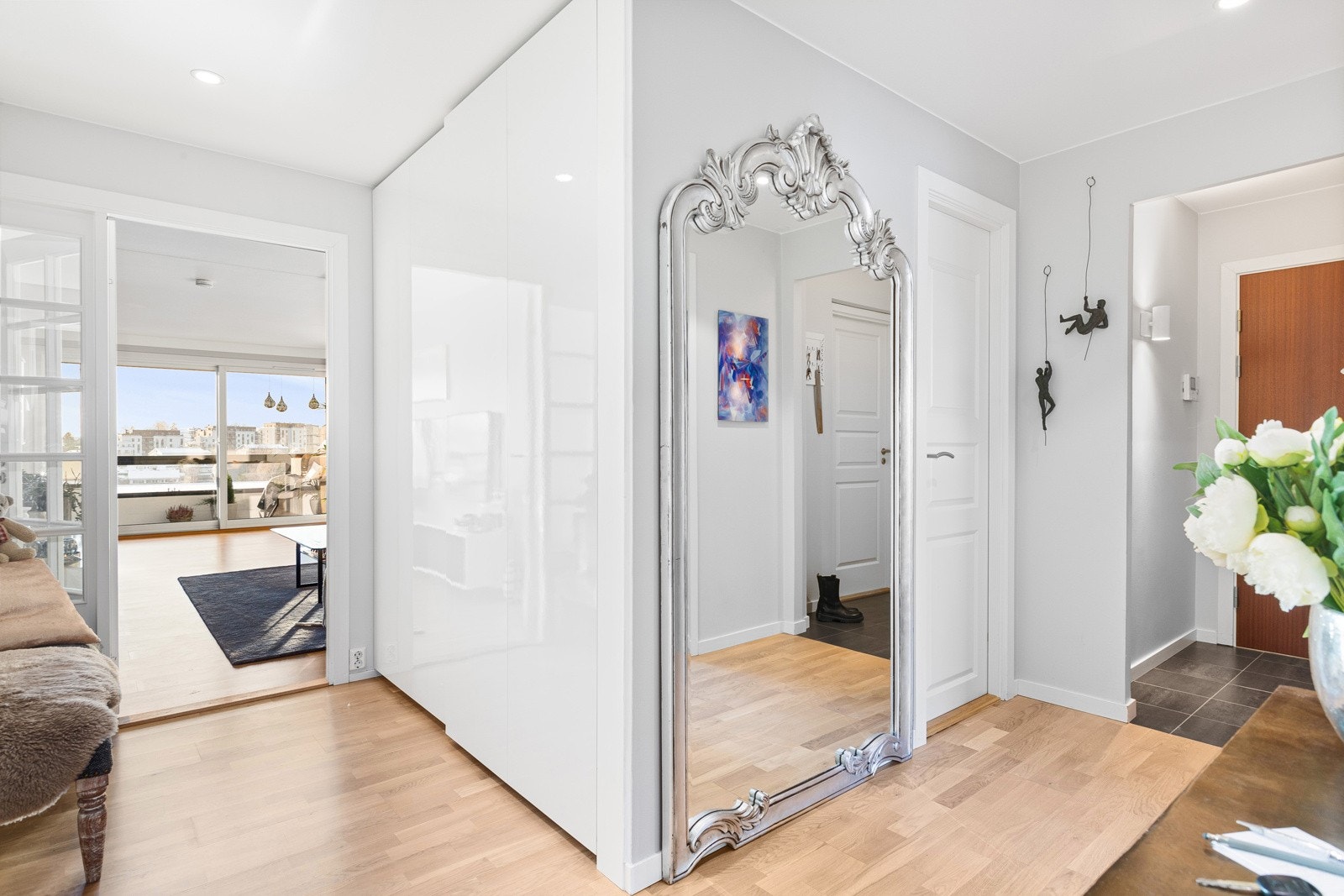 I hallen er det en stor skyvedørsgarderobe med plass til klær og sko. Galleribilde