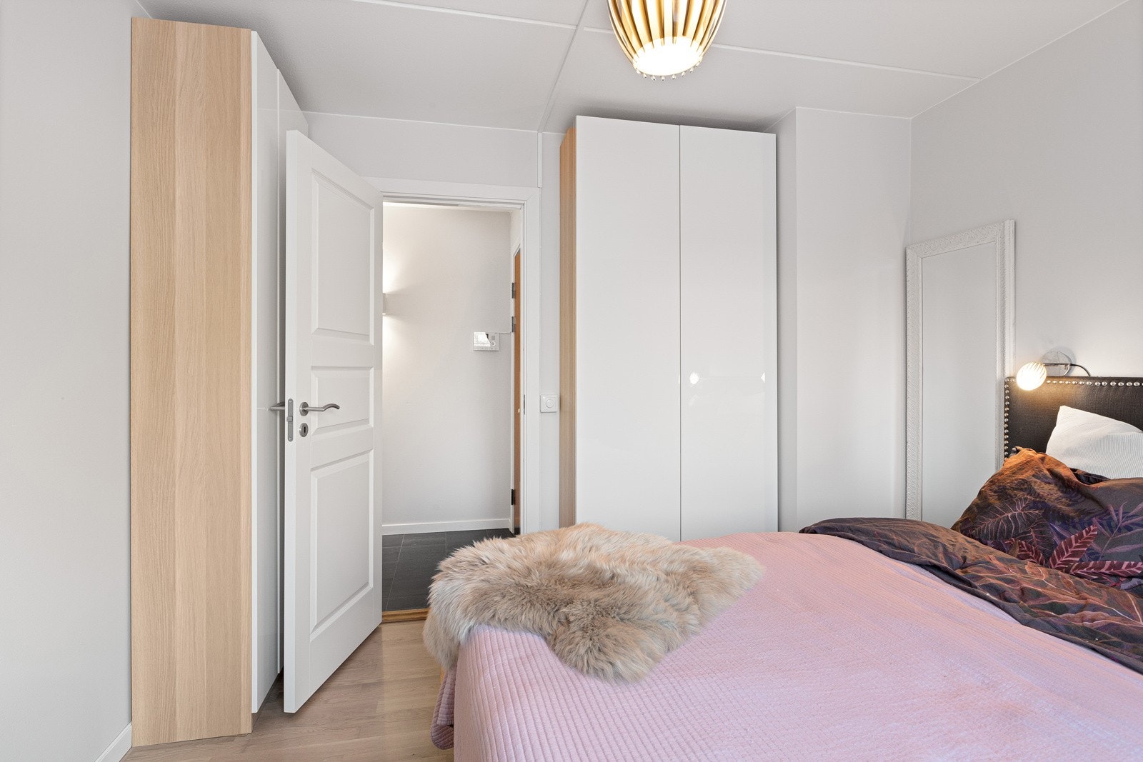 Samtlige soverom er innredet med garderobeskap som medfølger leiligheten. Galleribilde