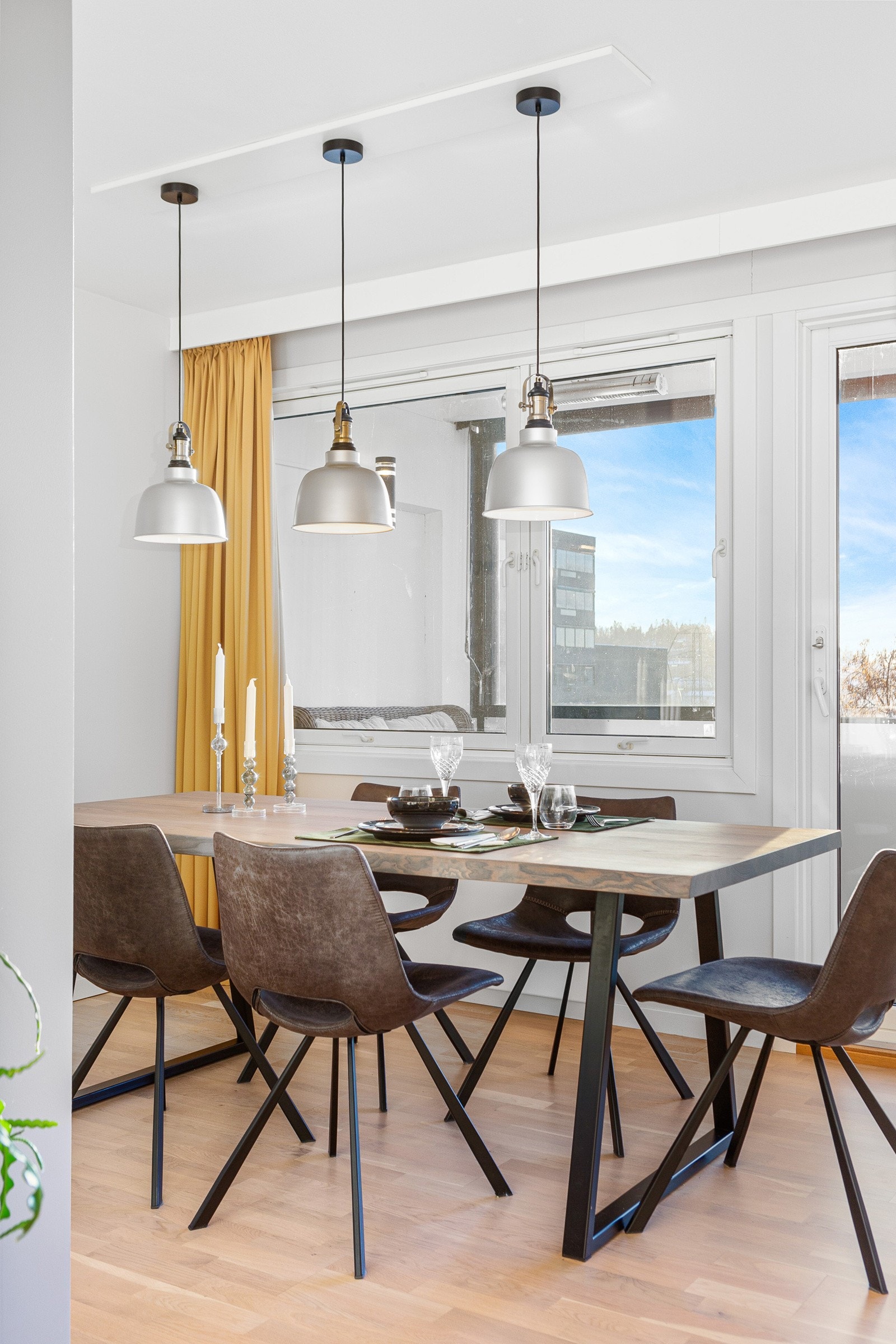 Naturlig plass til spisebord i tilkytning til kjøkkenet og kort vei til balkongen for grilling om sommeren. Galleribilde