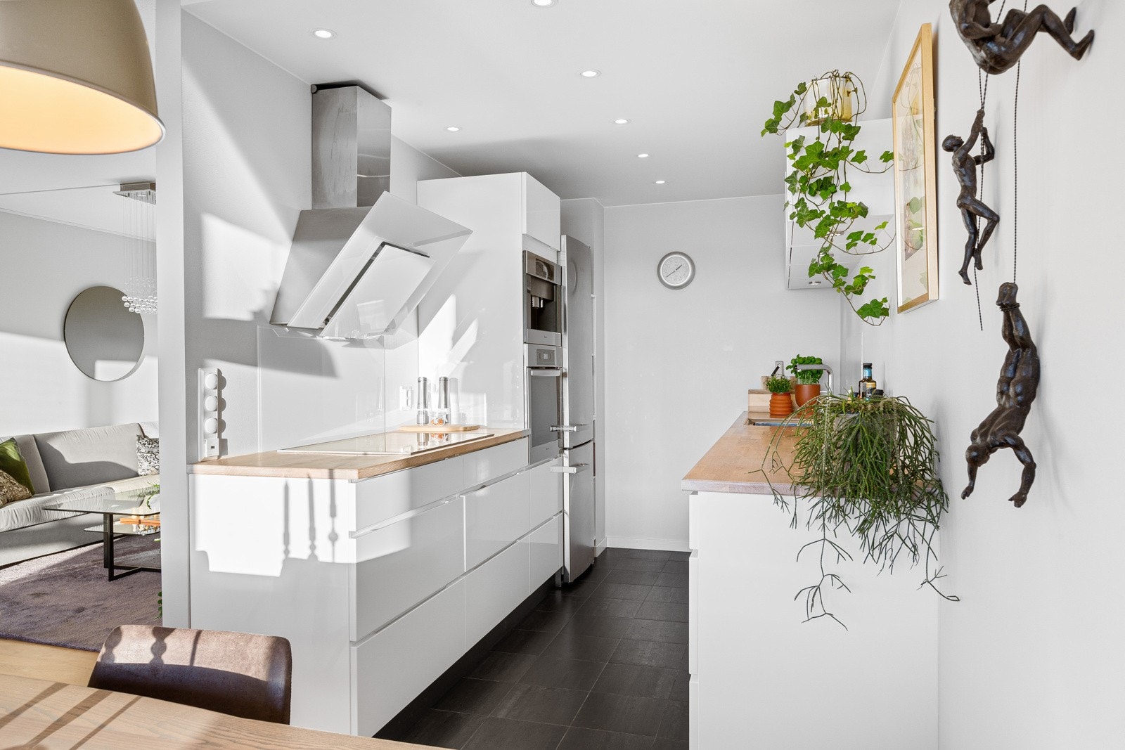 Kjøkkenet er lyst og fint med innreding fra Kvik og benkeplater i tre. Downlights i himling gir gode arbeidsforhold og det er i tillegg gulvvarme på kjøkkenet. Galleribilde