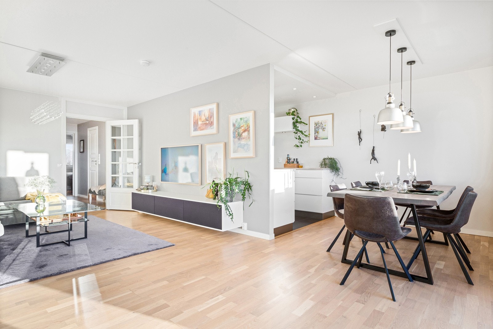 Stue og kjøkken ligger i delvis åpen løsning med fin fordeling på de forskjellige sonene. Galleribilde