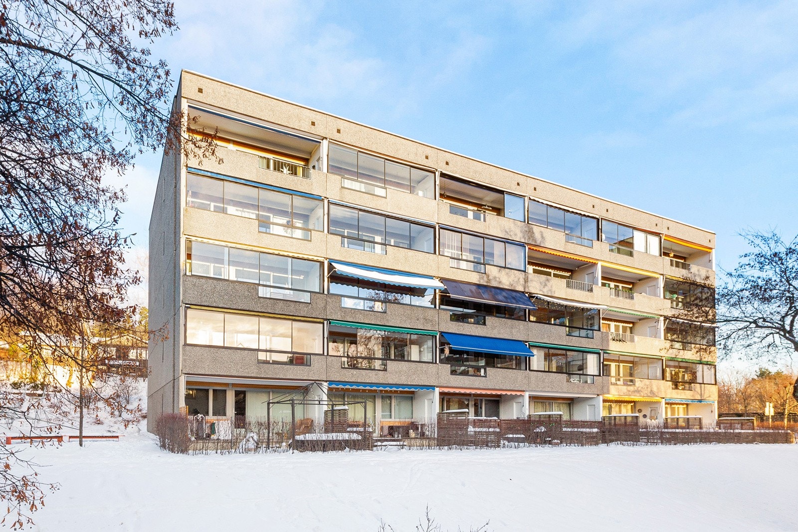 Flott beliggenhet, med kort vei til offentlig kommunikasjon, dagligvare og flotte tur- og grøntområder i Sørkedalen, Mærradalen og Nordmarka. Galleribilde