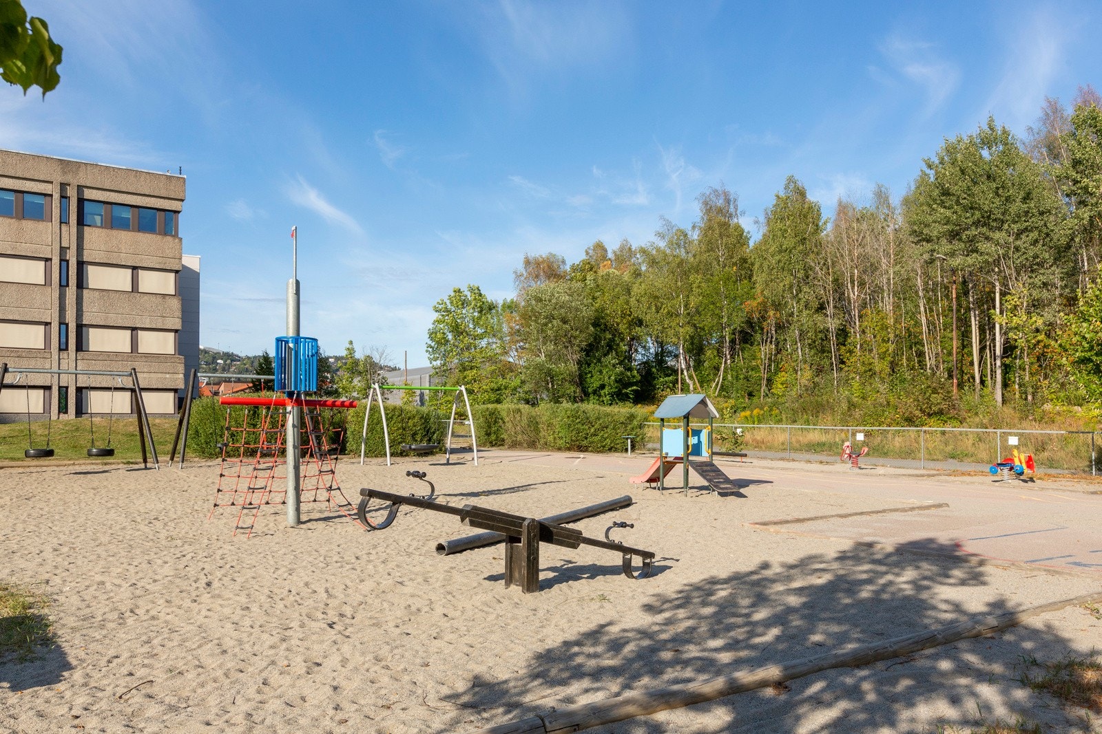 Området er barnevennlig og du finner flere lekeplasser i umiddelbar nærhet. Galleribilde