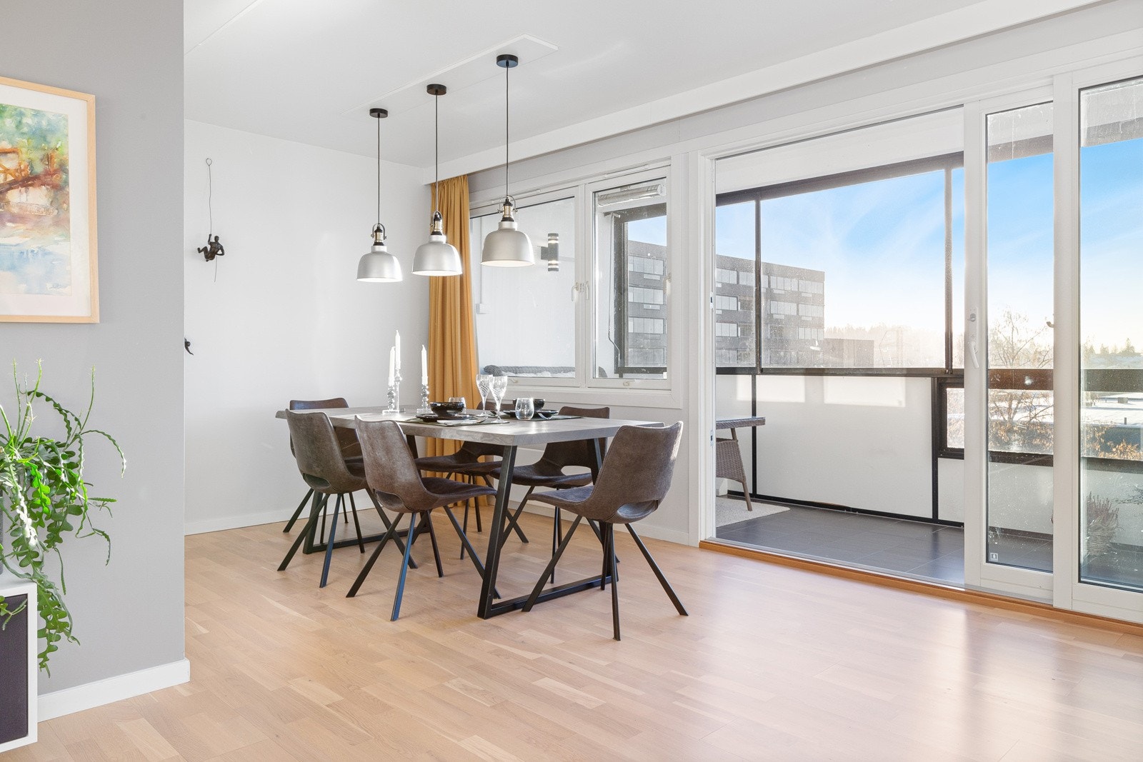 Rikelig lysinnslipp med store vindusflater mot balkongen. Balkongdør og vinduer i leiligheten er fra 2007 og 2015. Galleribilde