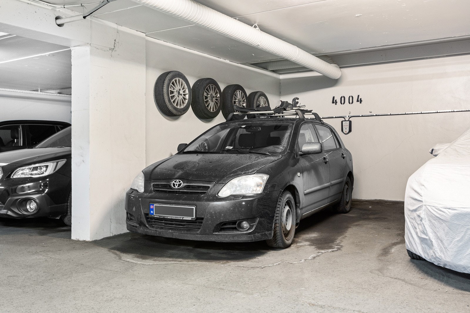 Garasjeplass i bygget med tørrskodd adkomst. Abonnementsløsning for lading fra Ohmia. Laderen sendes i posten ved bestilling og kan enkelt klikkes på plass. Galleribilde