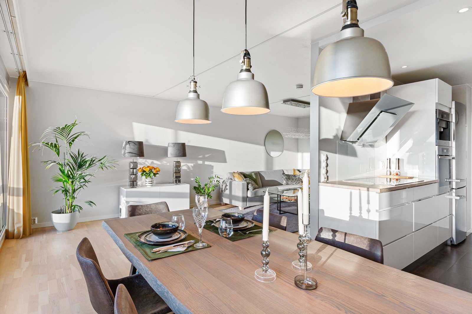 Stue og kjøkken oppleves som lyst og luftig. Betongelementer gir god lydisolasjon mot nabolieligheter. Galleribilde