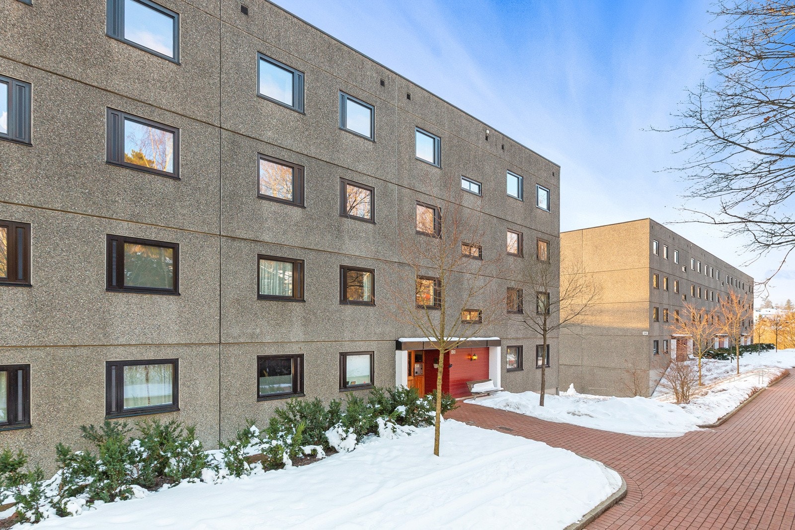 Borettslaget har pent opparbeidede fellesarealer med lekeplasser, felles grillplass, flotte gressplener, bærbusker, frukttrær, bordtennisbord m.m. Galleribilde