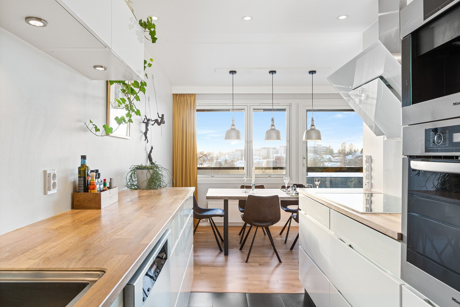 Utsikten kommer også godt frem fra kjøkkenet. Galleribilde