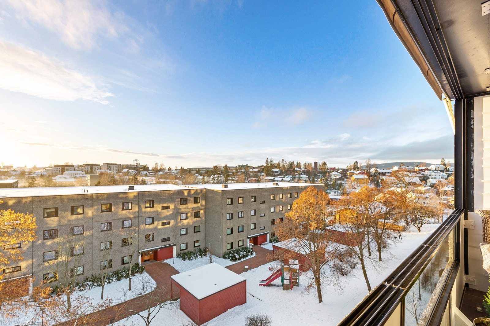 Leiligheten ligger høyt, fritt og usjenert i byggets toppetasje med flott utsikt. Balkongen har ny markise fra 2021. Galleribilde