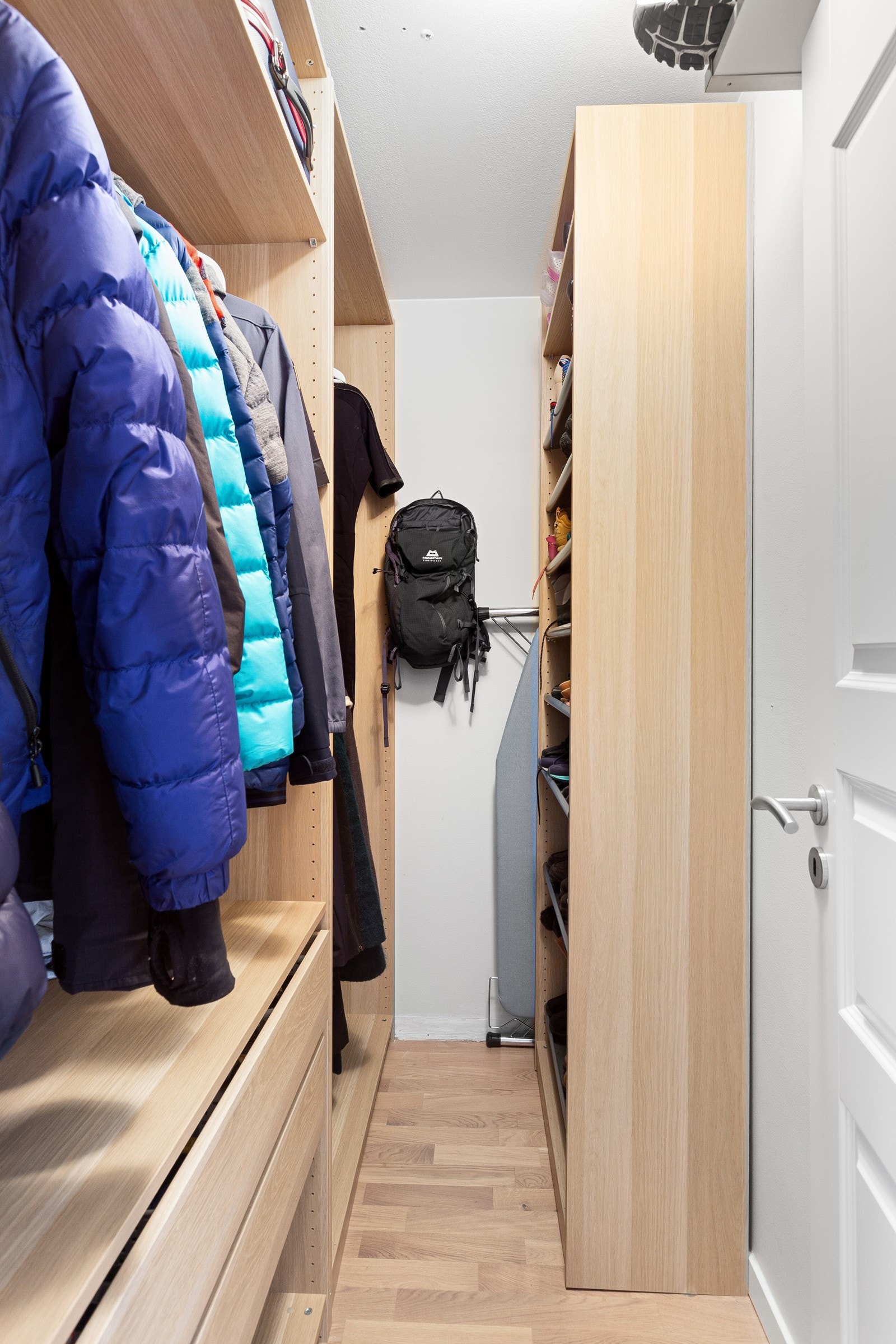 Like ved entréen finner du en fin bod som kan benyttes som walk-in garderobe. Galleribilde