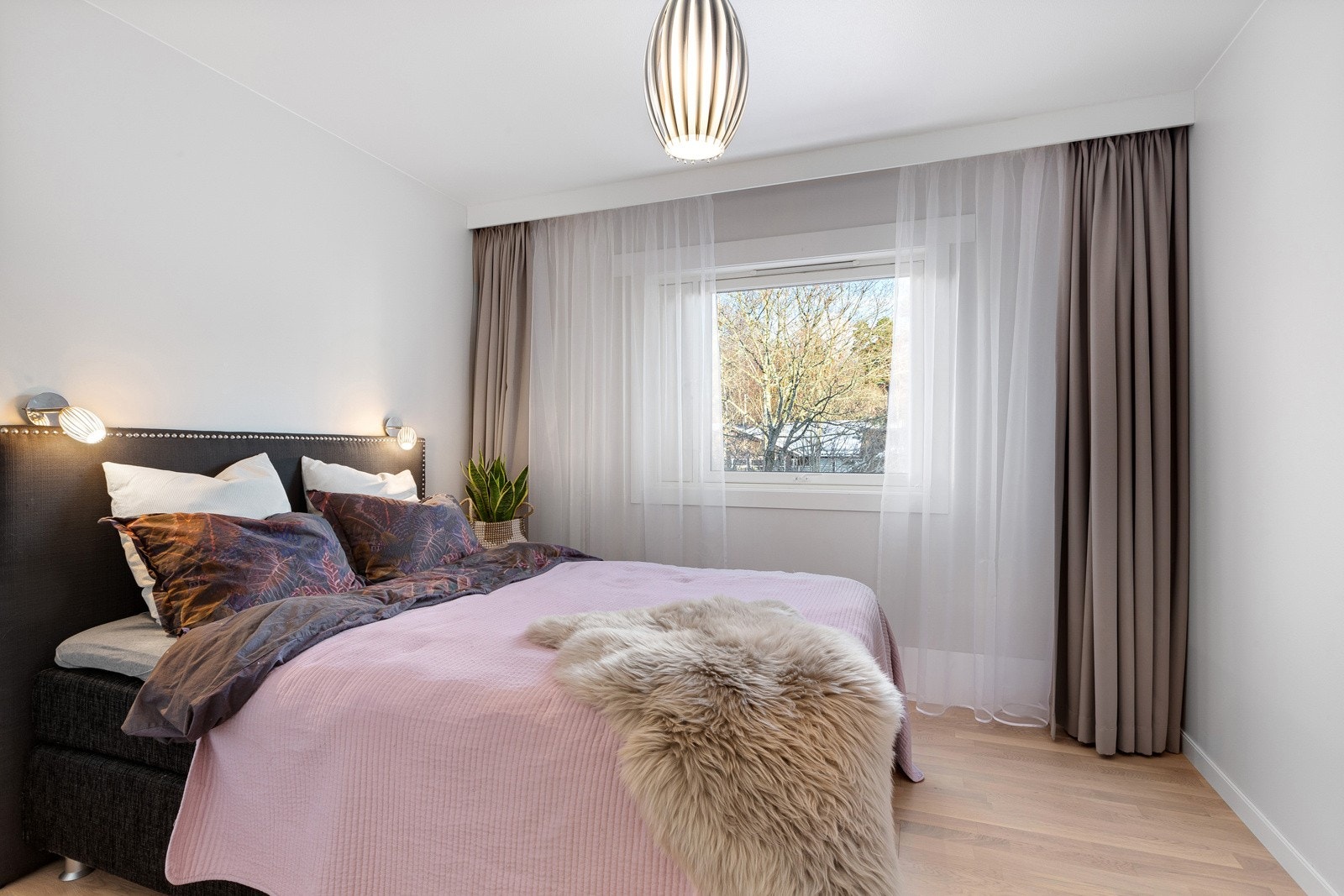 Leiligheten har tre gode soverom som ligger vendt mot rolig og tilbaketrukket område. Galleribilde