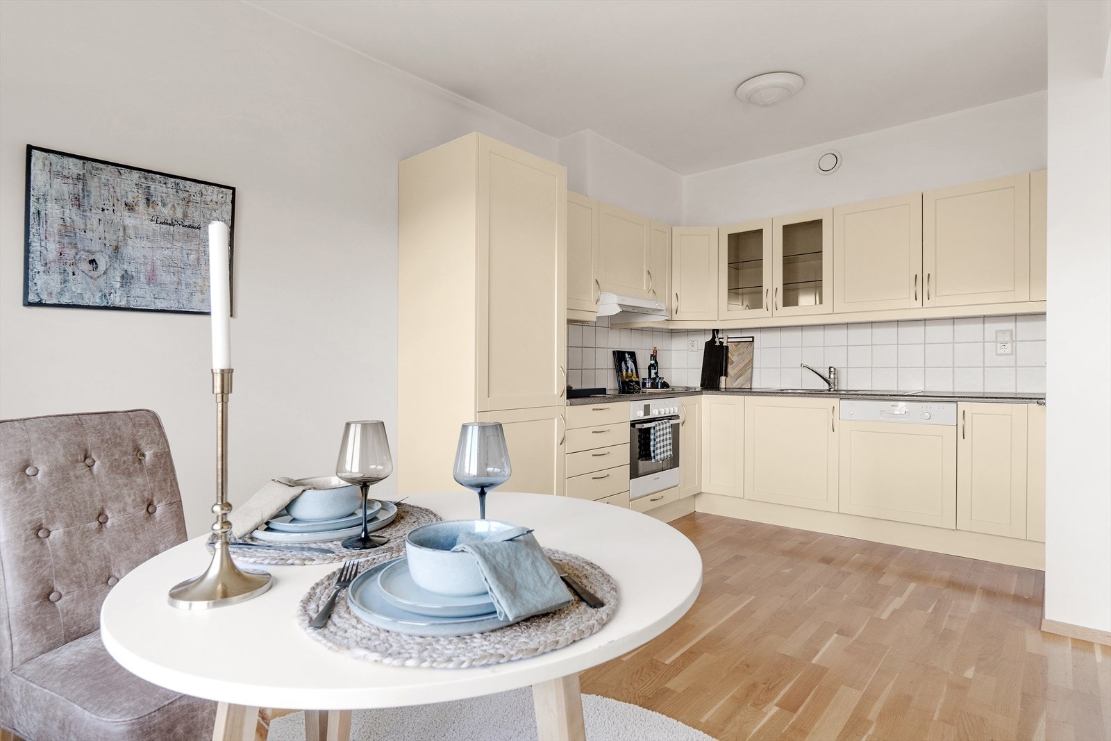 Kjøkkenet ligger behagelig adskilt, men likevel lett tilgjengelig til stuen. Om du liker å stå på kjøkkenet og omgås med gjestene, er dette rommet perfekt for deg. Galleribilde