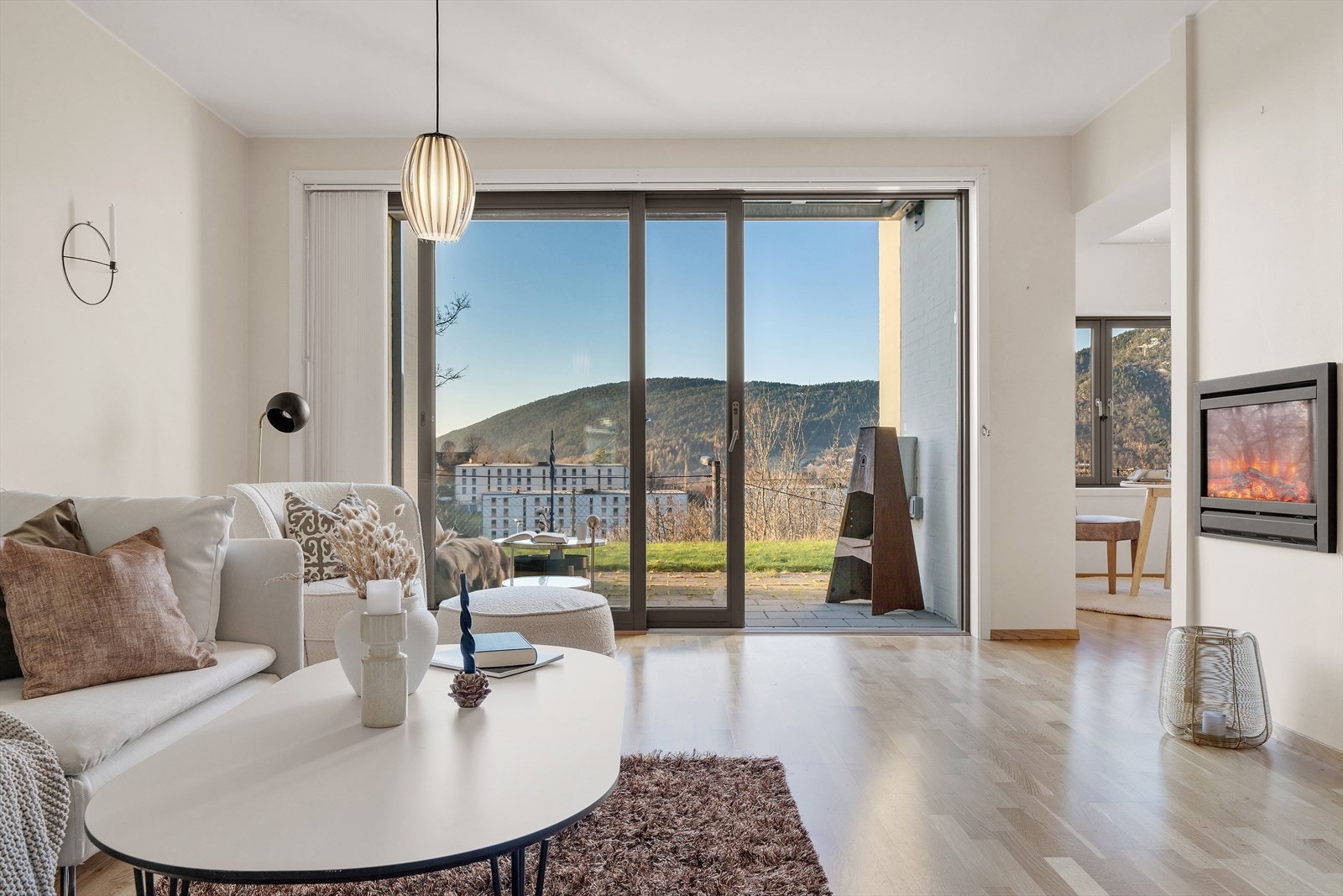 I leiligheten er det ventilasjon med varmegjenvinning, mens det er vannbåren varme i gulv. Leiligheten har en genial planløsning og er lett å innrede. Galleribilde