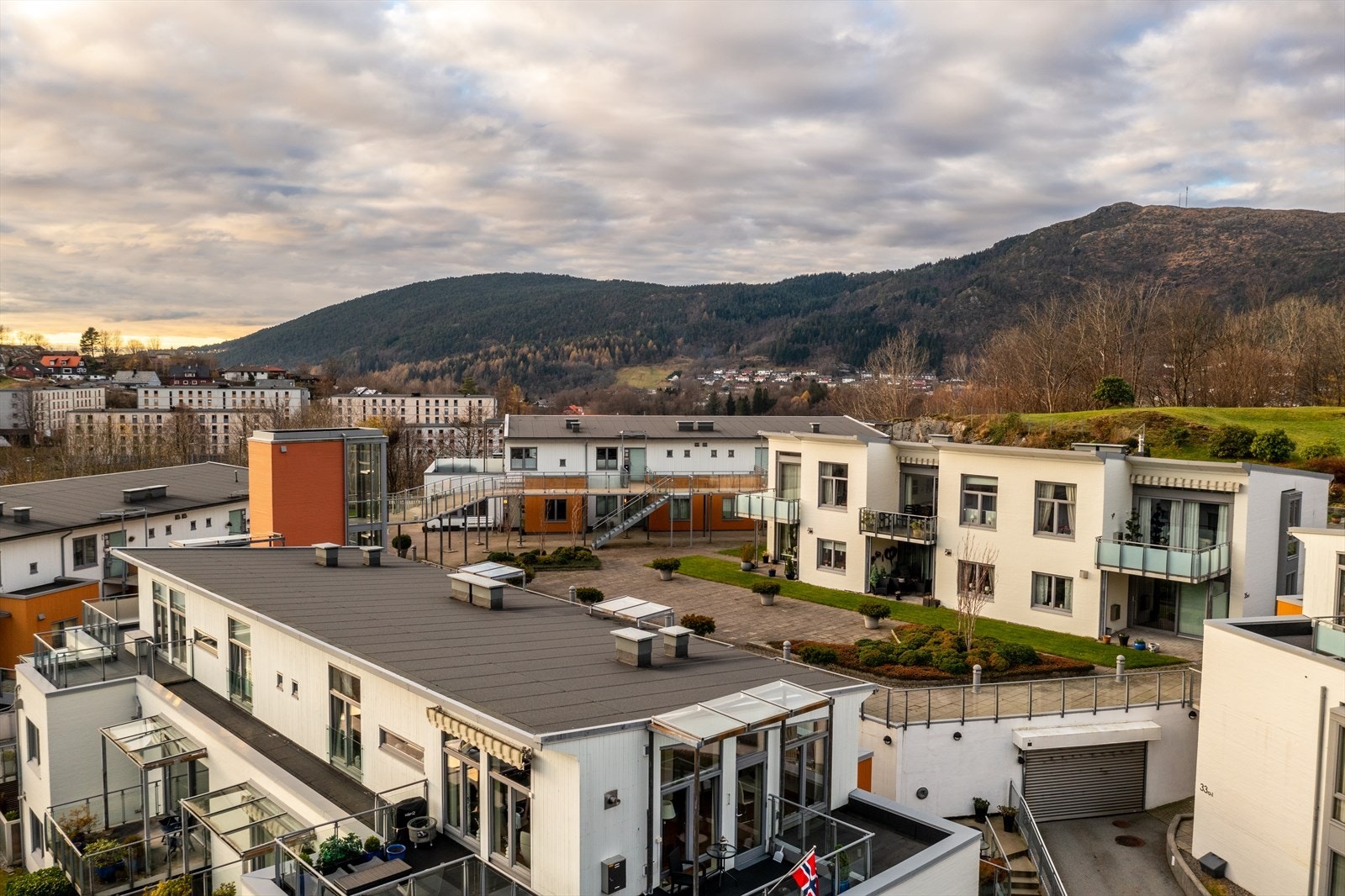 Her er det kort avstand til Sletten senter, bybanestopp, gode bussforbindelser fra Nattlandsveien, Haukeland Sykehus og ca. 15 min med bil til sentrum. Flott turterreng like ved, med umiddelbar nærhet til Mannsverk Park, alternativt Tveitevannet Rundt mm. Galleribilde