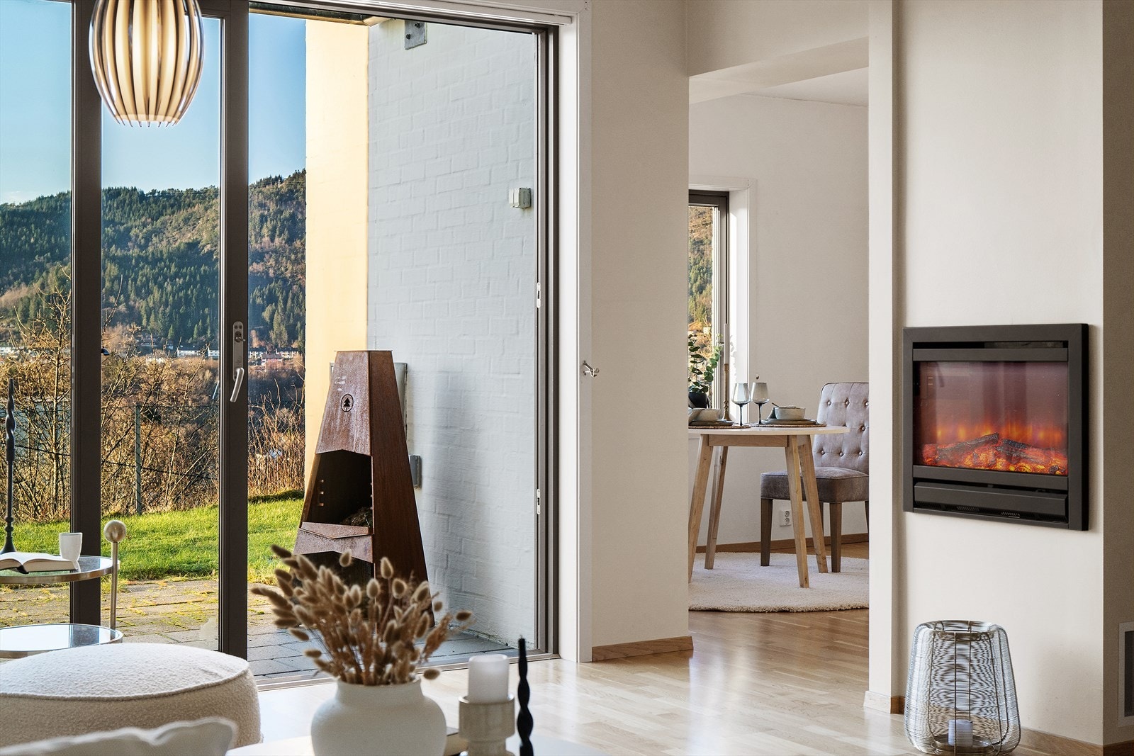 Direkte utgang til hellelagt og solrik uteplass. Galleribilde