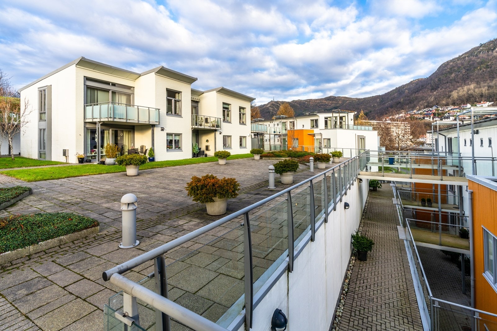 Borettslaget Gerhard Gransvei 35 har et boligområde bestående av fem leilighetskompleks med til sammen 36 boenheter. Galleribilde