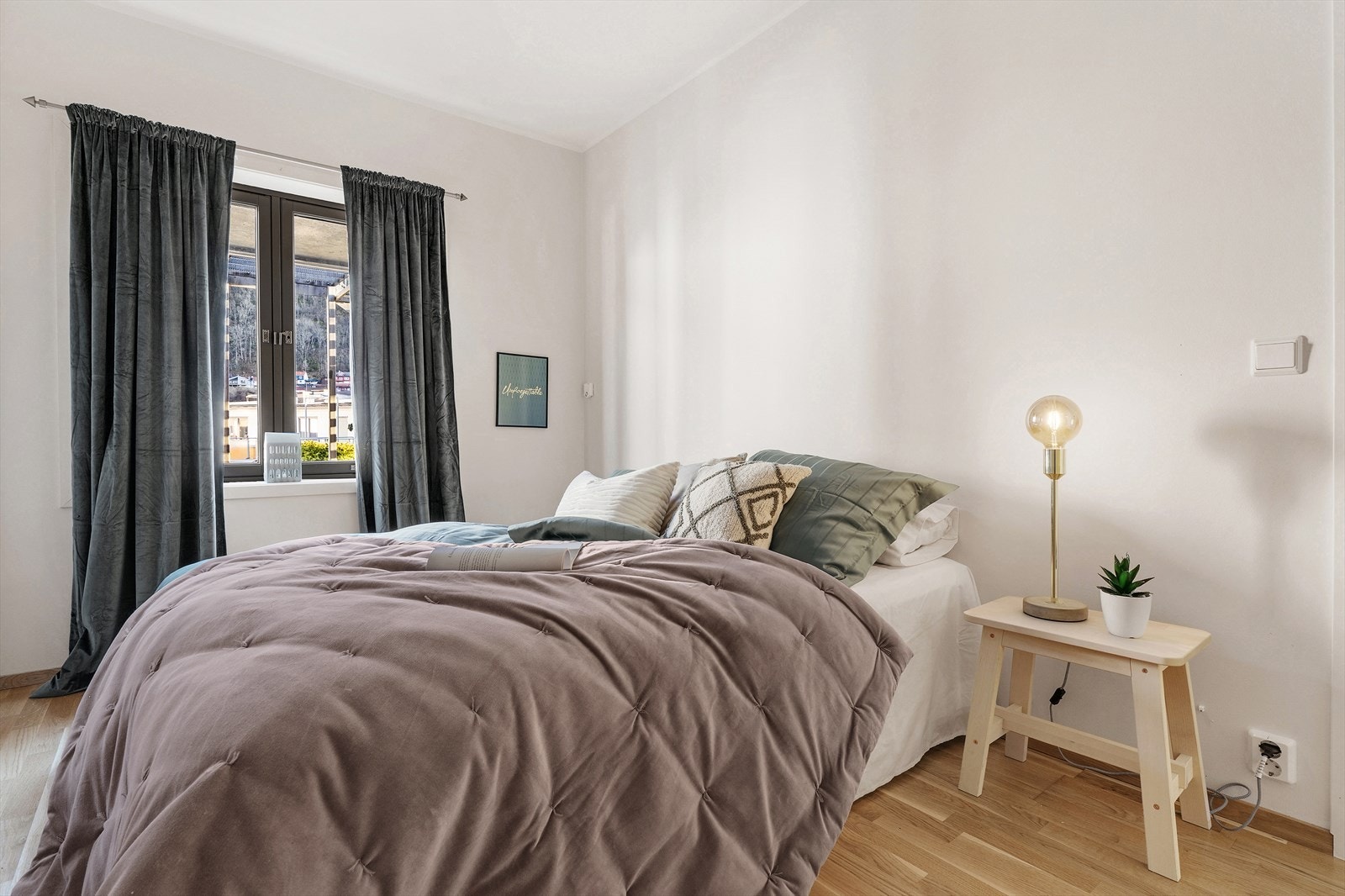 Leiligheten har to gode soverom, på henholdsvis 8,2 og 12,6 kvm. Begge rom har tilhørende garderobeskap, samt skyvedørsgarderobe på hovedsoverommet. Galleribilde