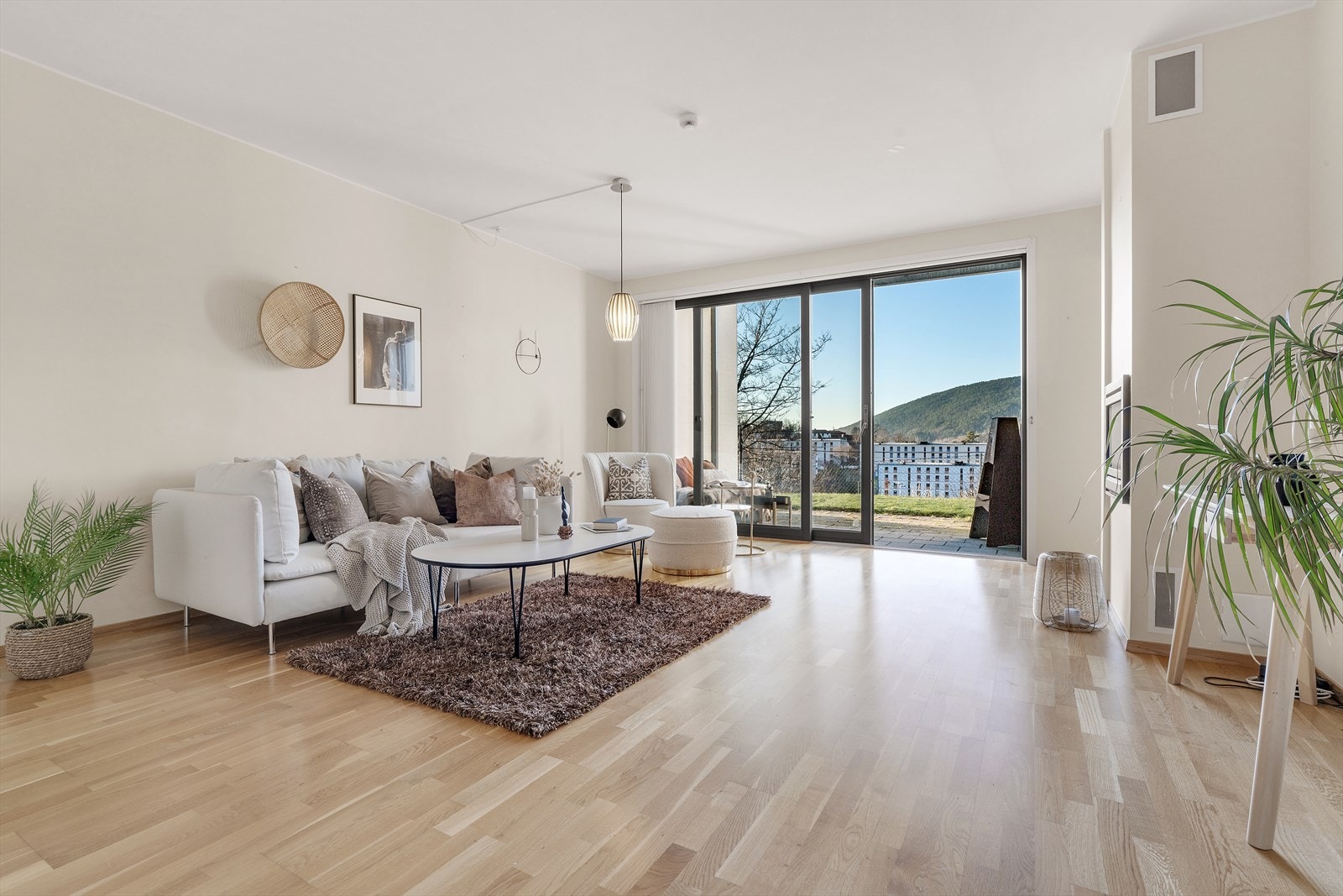 Stuen rommer lett en stor sofagruppe med bord, TV-benk og plass til go`stolen. I tillegg har man plass til flere hylleløsninger/kommode/skap. Galleribilde