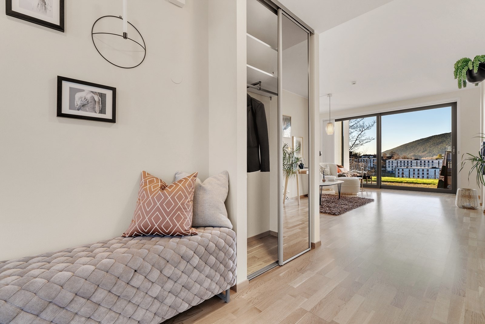 En romslig gang ønsker høflig velkommen, av med jakke og sko, her er det også god skyvedørsgarderobe. Galleribilde