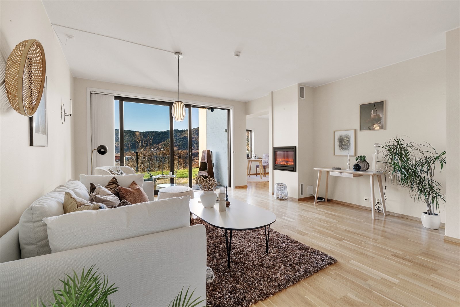 Stuen er på behagelige 23,3 kvm. Åpent og luftig med vakker gasspeis, og store vindusflater som gir lys og god romfølelse. Galleribilde