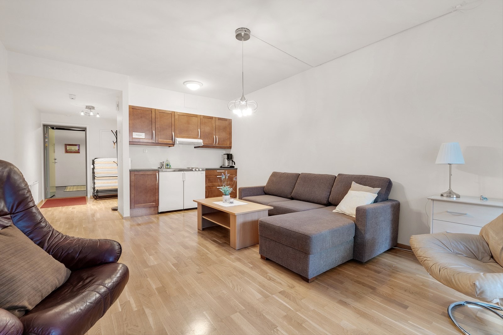 I tillegg har borettslaget 2 hybler, som for tilreisende/familie av beboerne kan leies for kr. 400,- pr natt (stor hybel) eller kr 250,- pr natt (liten hybel). Galleribilde