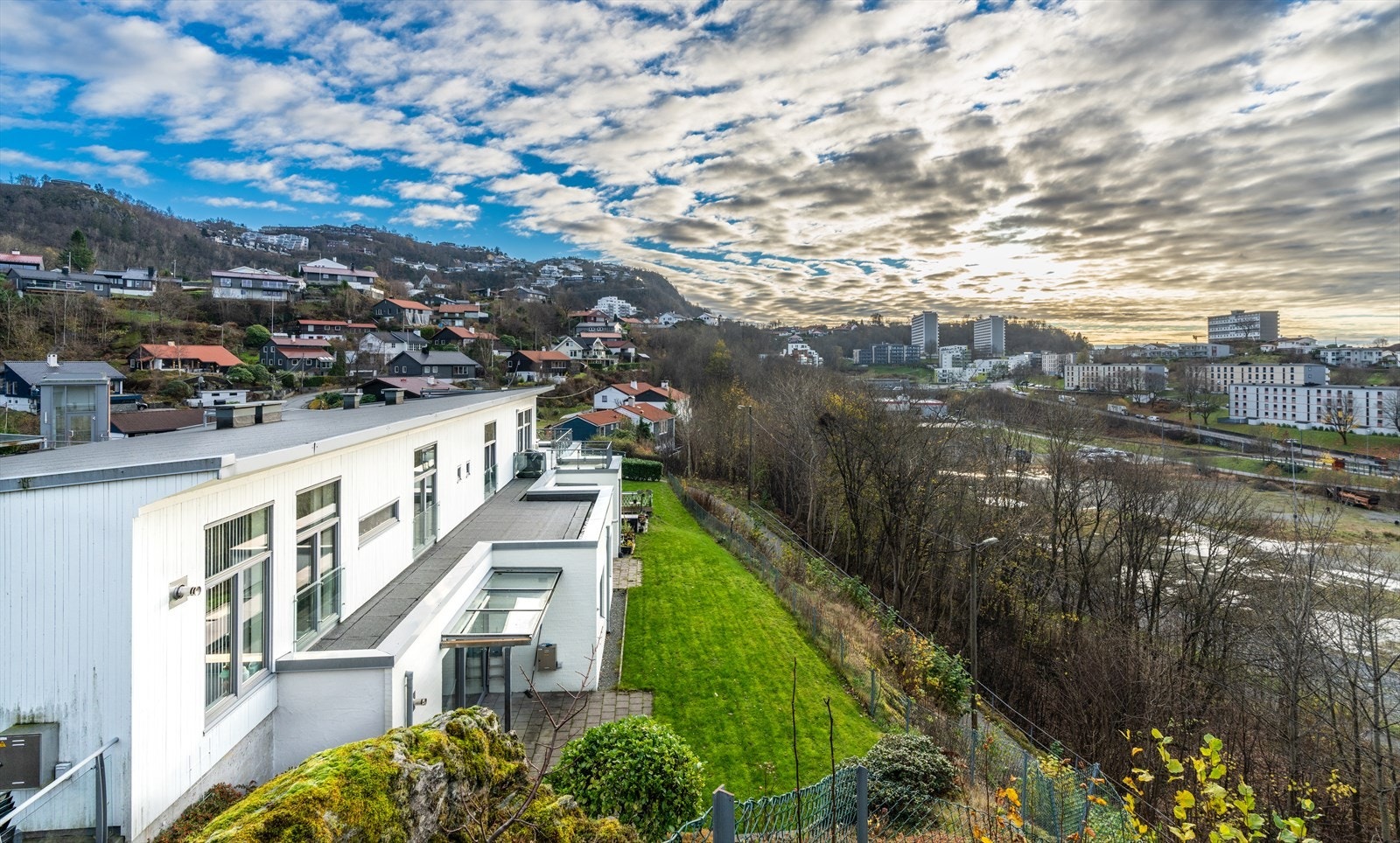 Leiligheten har en glimrende beliggenhet i fremste rekke, helt vestvendt og med meget gode solforhold. Usjenert og med fin utsikt over nærområdet, over Slettebakken og videre mot Løvstakken. Galleribilde