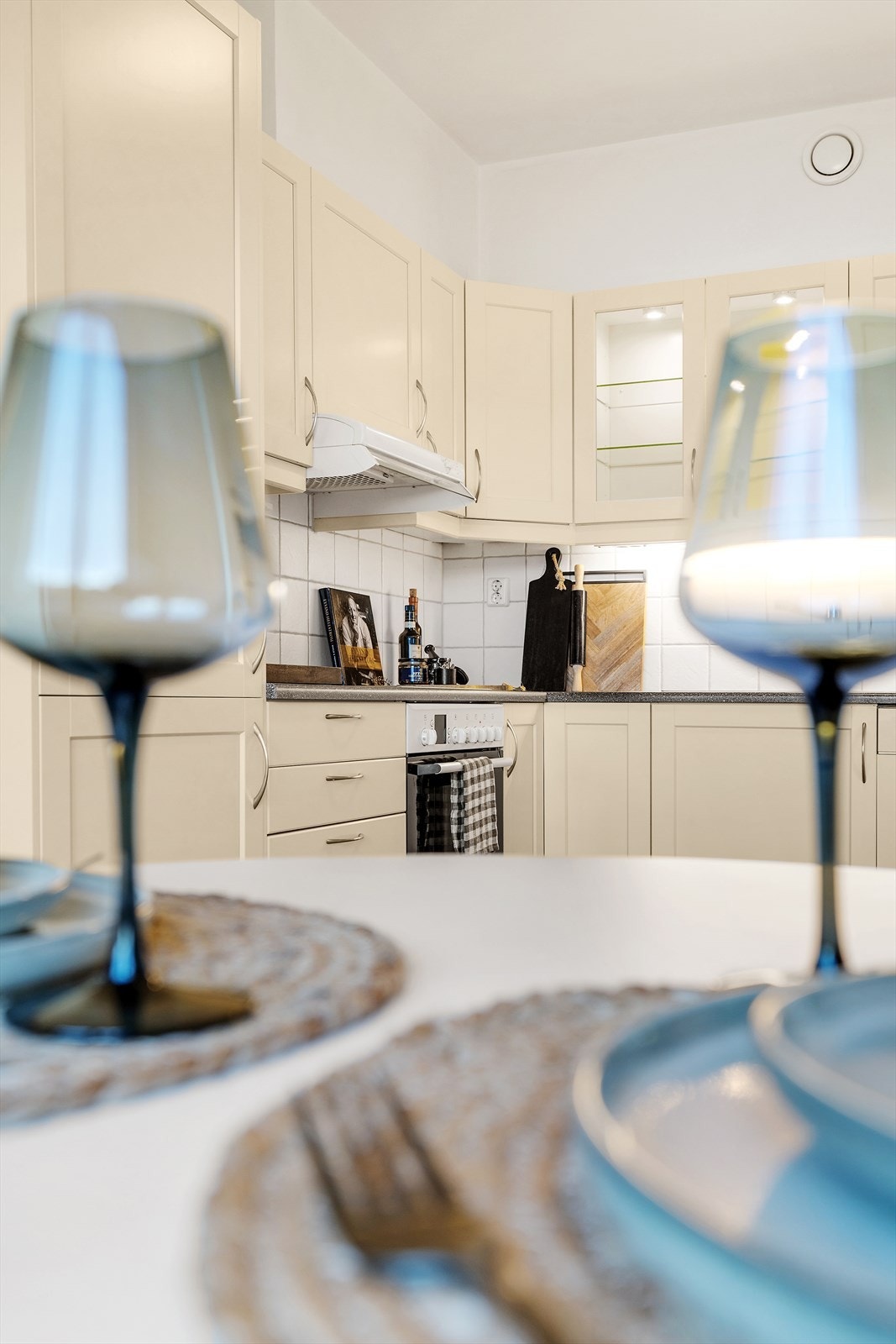 Lys kjøkkeninnredningen med profilerte fronter og med god skap- og benkeplass. Hvitevarer som oppvaskmaskin, stekeovn/platetopp og kjøleskap/frys er integrerte. Galleribilde