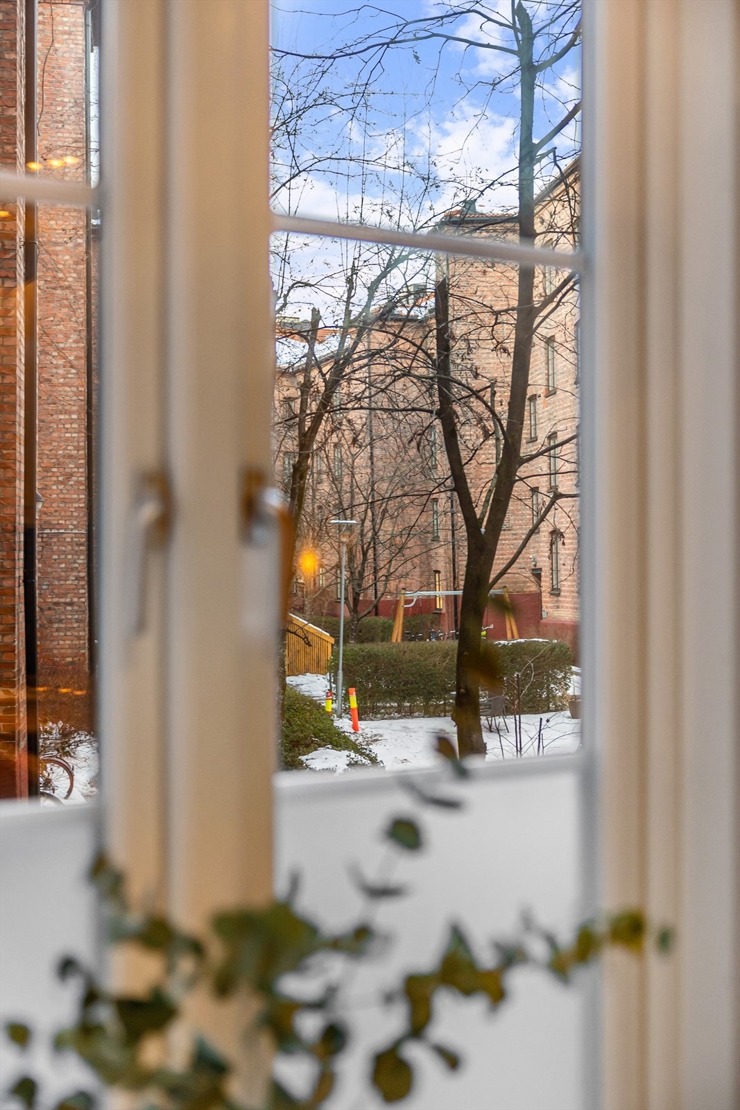 Vinduet i stuen er vendt mot bakgården. Galleribilde