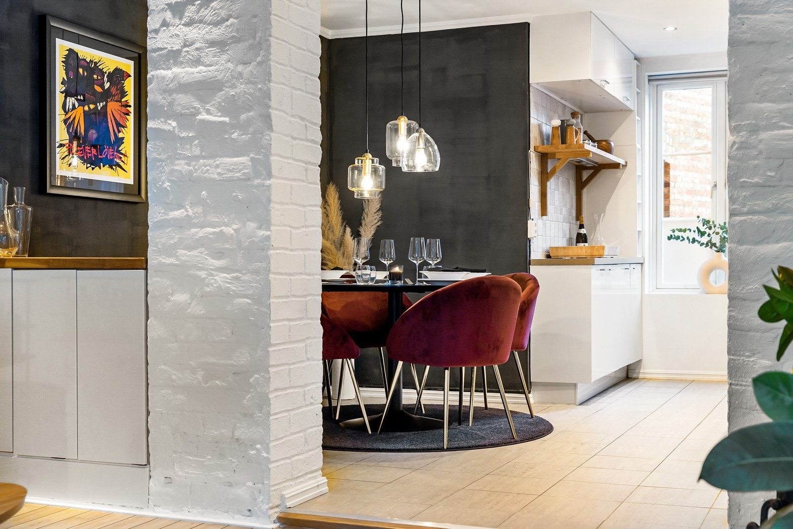 Fra stuen går du inn i spisesonen som er delvis separert fra stuen. Galleribilde