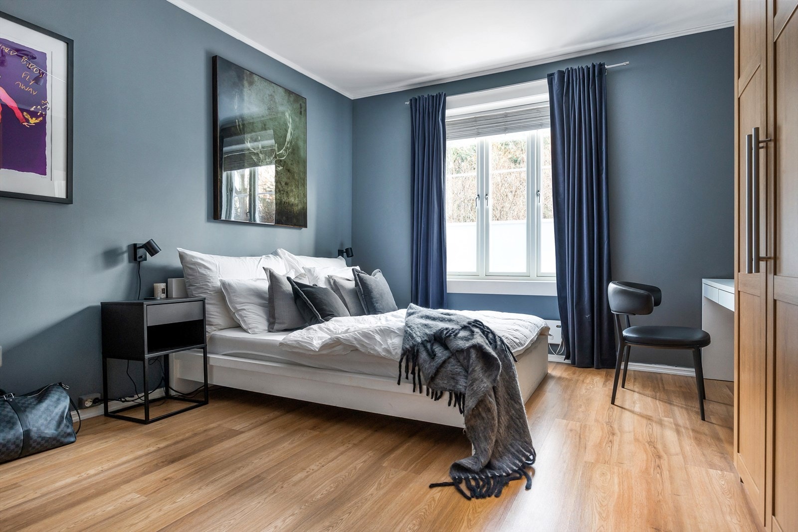 Leiligheten kan by på et stort og romslig soverom med god plass til dobbeltseng og tilhørende møbler. Rommet er malt i en behagelig og tidsriktig farge. Galleribilde