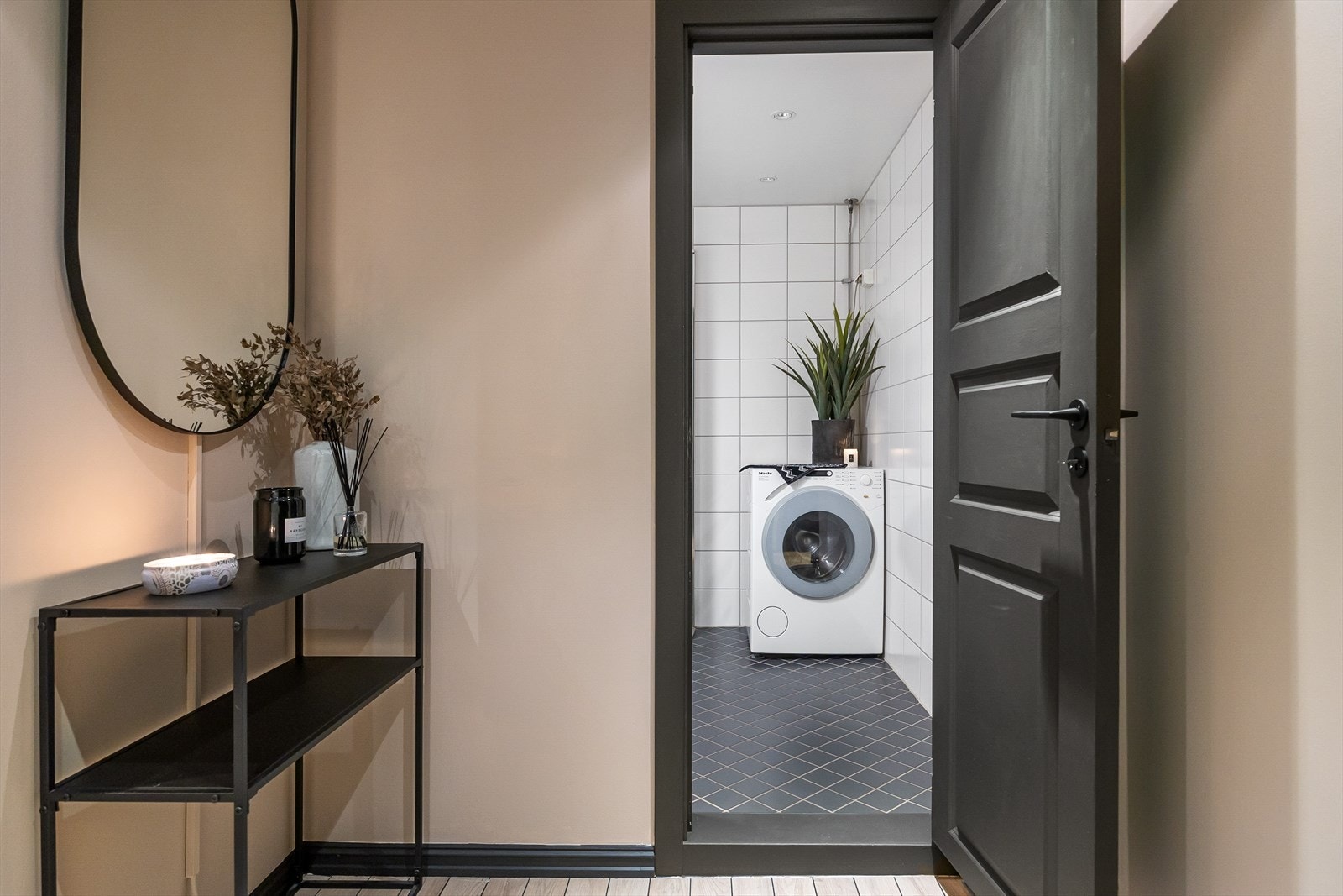 Det er inngang til badet fra entré. Galleribilde