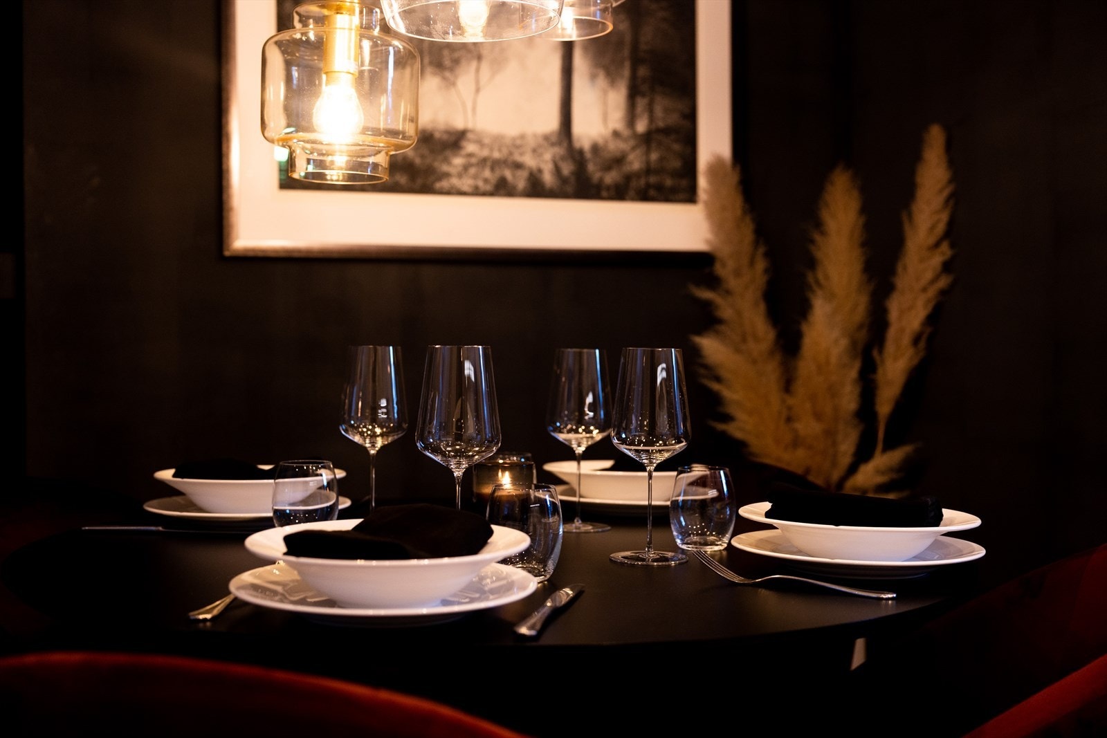 Inviter noen venner eller familie på en hyggelig middag. Galleribilde