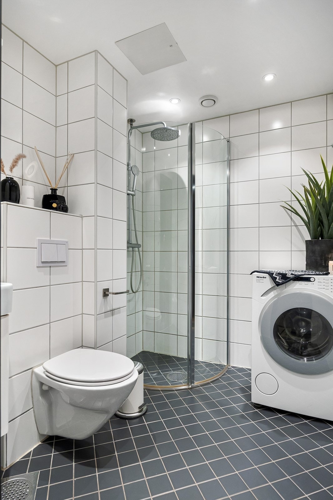 Baderom oppgradert i regi av borettslaget i 2014. Pent flislagt baderom med gulvvarme, nedsenket himling med downlights og vegghengt servantskap i slett utførelse. Galleribilde