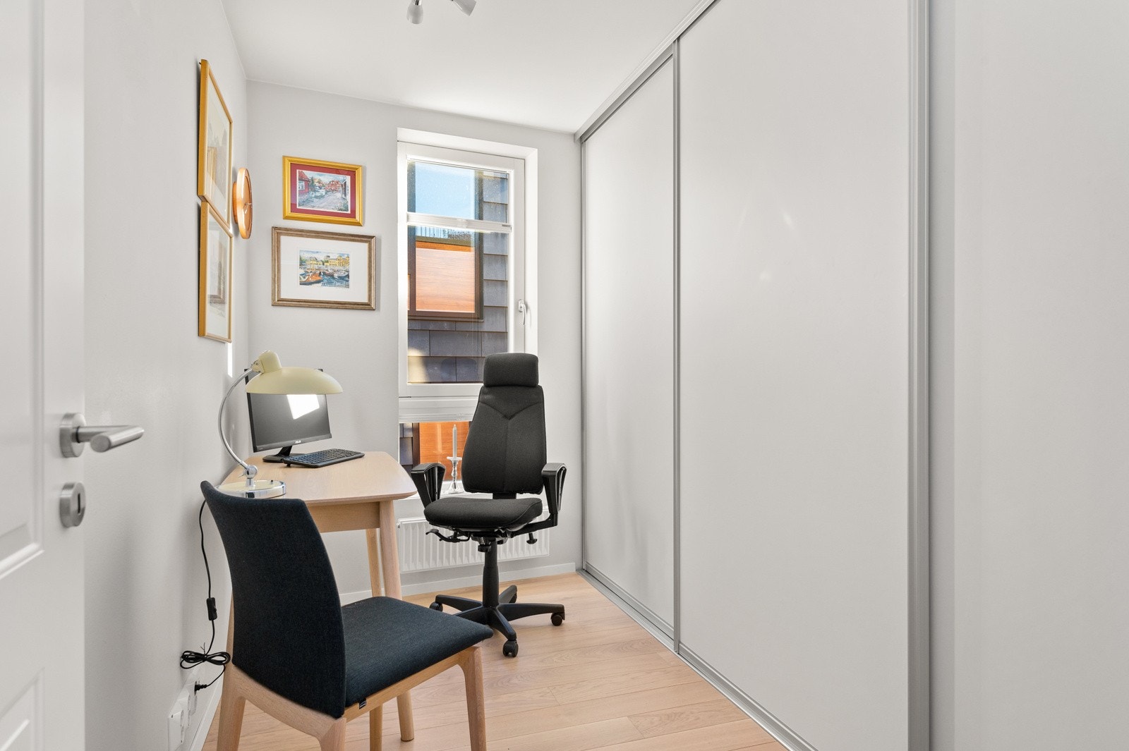 Leilighetens 3 soverom er i dag innredet som kontor med stor, plassbygd skyvedørsgarderobe. Galleribilde