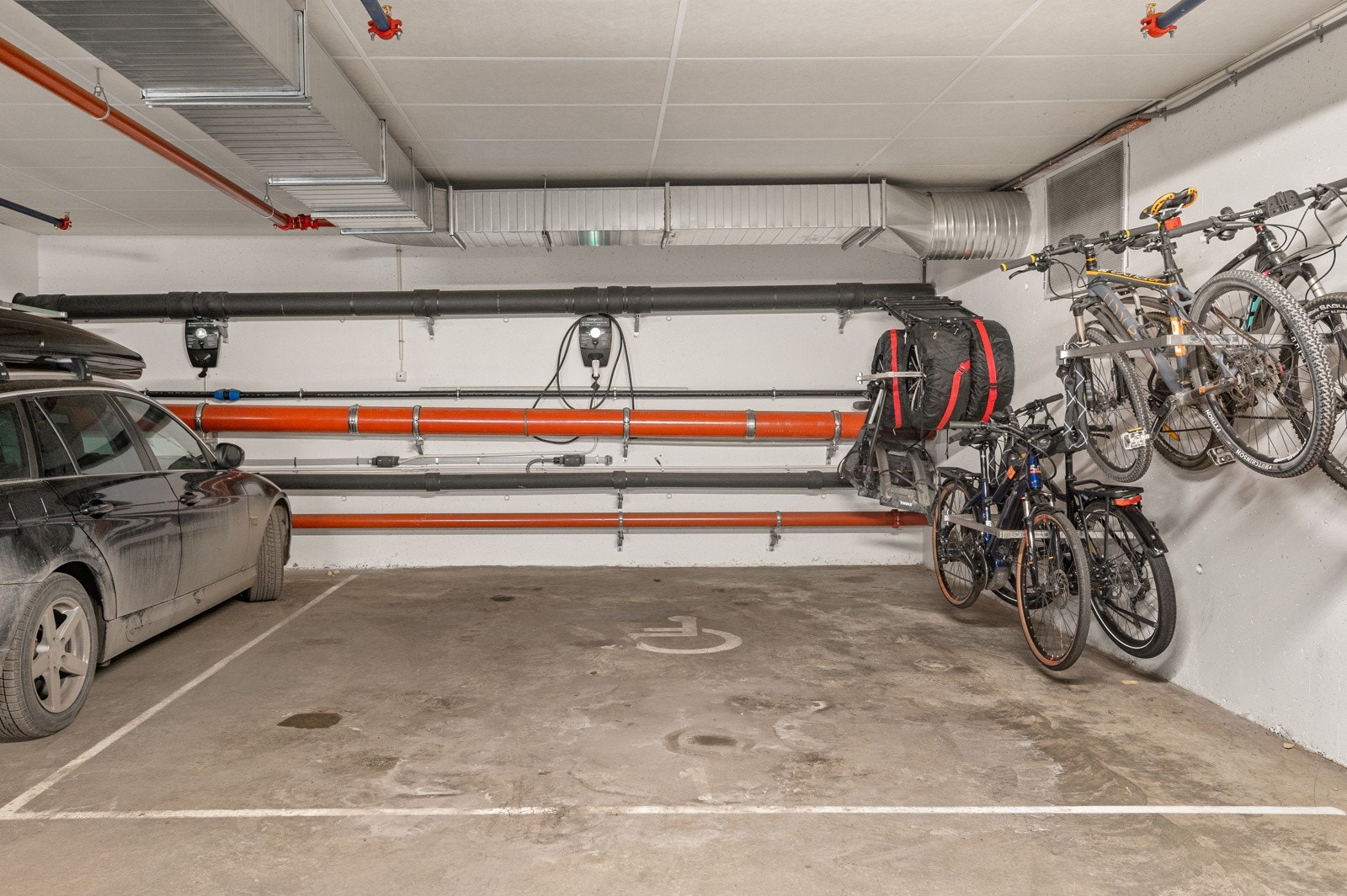 Det medfølger stor garasjeplass. Galleribilde