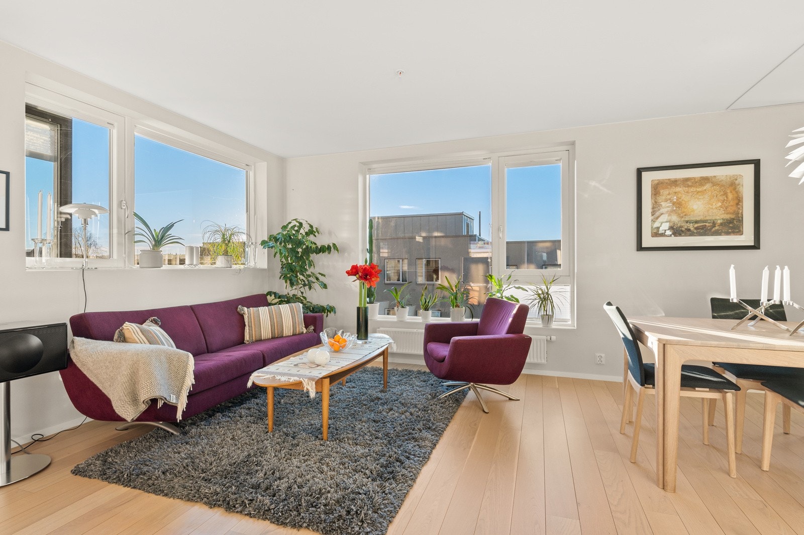 God plass til sofaseksjon med tilhørende møblement, bokhylle og større spisebord for hyggelig sammenkomster. Galleribilde