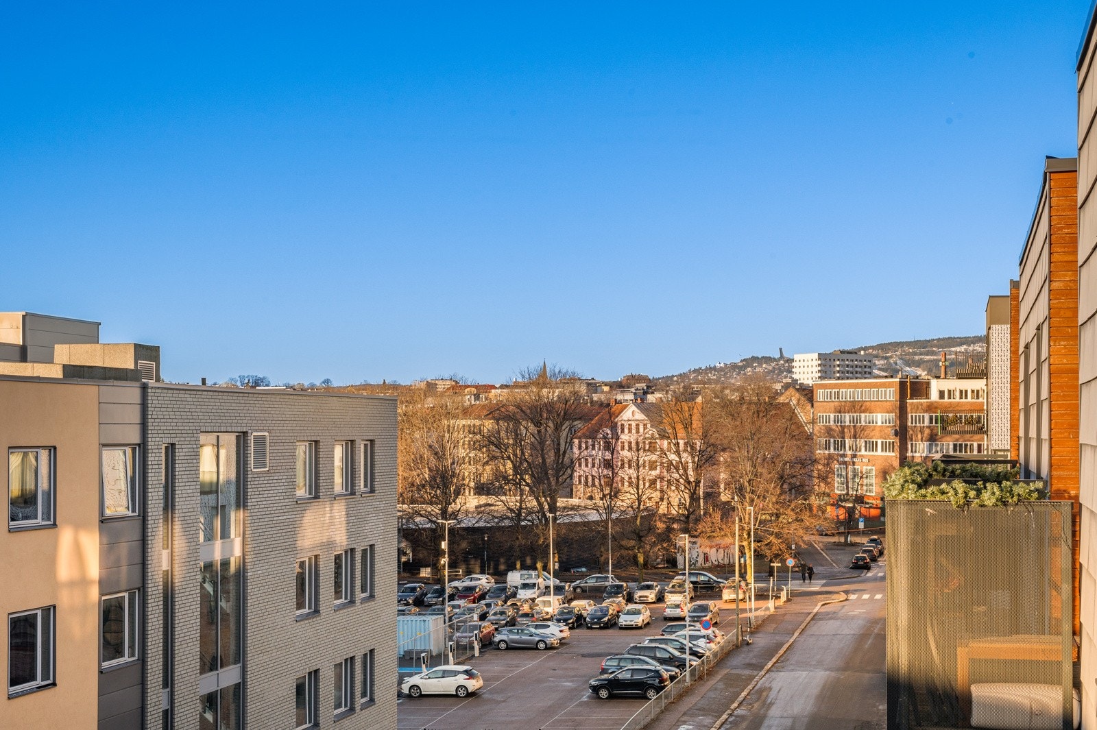 Sameiere som ønsker kan for egen regning montere markiser på balkongene og sette opp tekstiler på rekkverk (styret må kontaktes iht. regelverk rundt fargekoder og utforming). Galleribilde