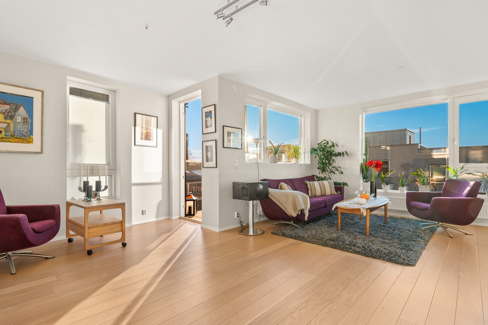 Dette er en endeleilighet med arealeffektiv planløsning og store vindusflater som bidrar til gode innvendige lysforhold og en luftig romfølelse! Galleribilde